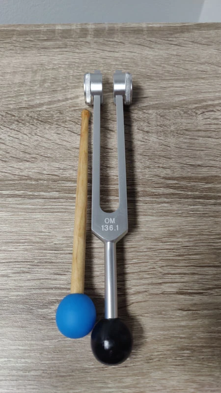 Äänirauta pöydällä