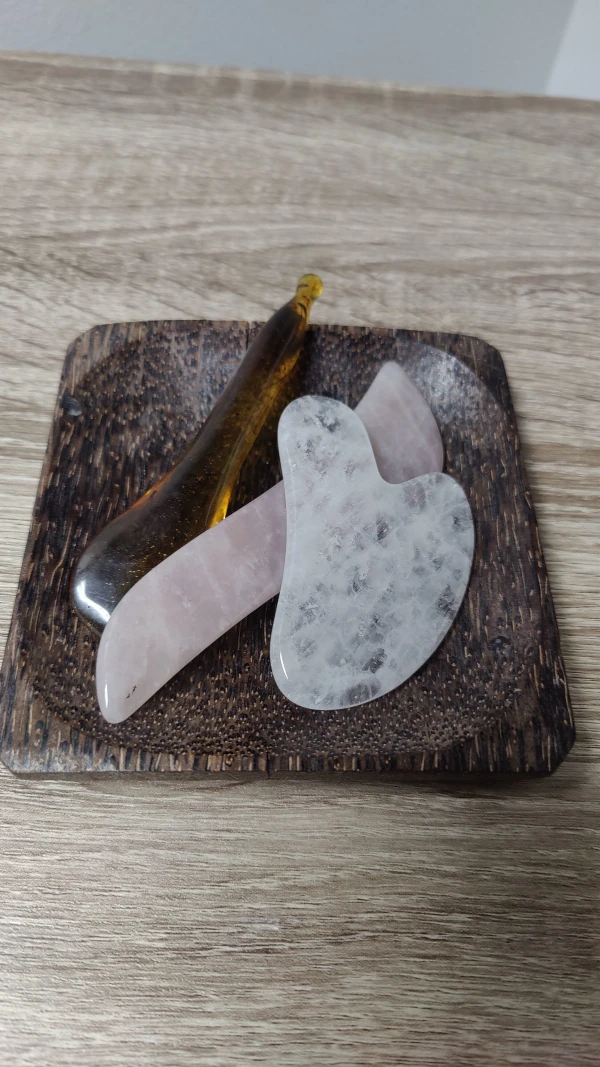 Gua sha kiviä puisella alustalla
