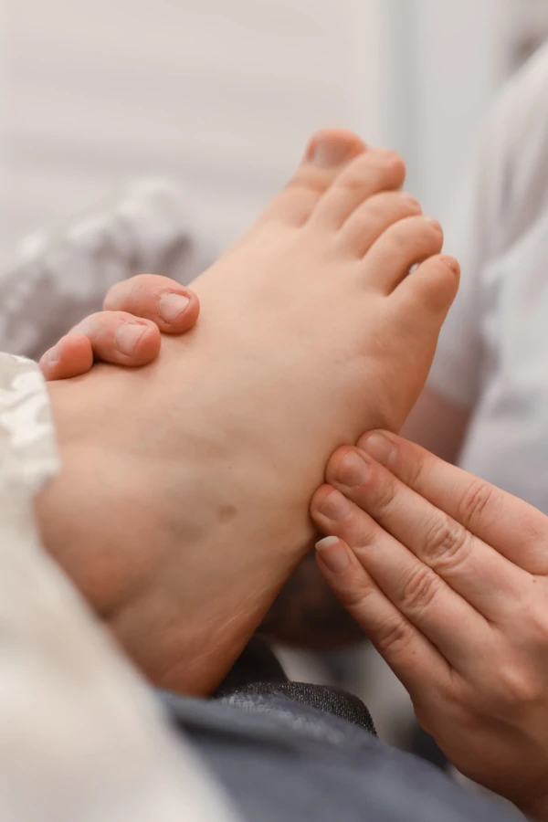 Jalkaterän ulkosyrjän hoitaminen